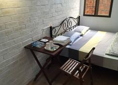 Yangon Airport Hostel Double Bed Room(10 Minutes Walk To Airport) - Yangon - Bedroom