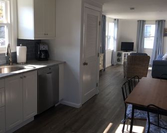 Cottage - Minutes to Beaches, Cliff Walk, and Downtown Newport! - Middletown - Kitchen