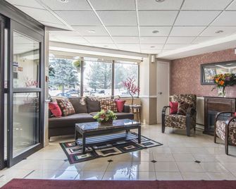 Econo Lodge - Orillia - Lobby