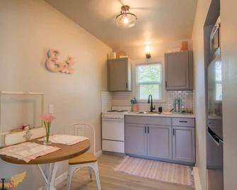 Vintage Idahoan - Twin Falls - Kitchen