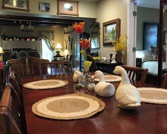Cozy cabin in tranquil Oneonta with WiFi, AC - Oneonta - Comedor