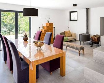 2 Bedrooms, Renovated Spacious Old Farmhouse. 2 Living Rooms. Mountainviews. - Tondela - Comedor