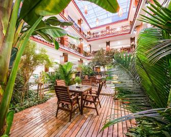 Rezen Lige Hotel Lijiang Ancient Town Waterwheel - Lijiang - Patio
