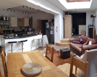 Bright, airy & spacious room. Centrally located - Portsmouth - Living room