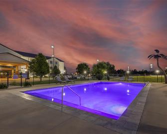 Best Western North Edge Inn - Dodge City - Pool