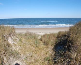 Beach Side Hideaway 1 Bedroom Condo by RedAwning - Norfolk - Beach