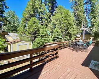 East Village Shaver Lake Cabin - Mellow Yellow - Shaver Lake - Balcón