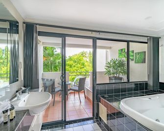 Regal Port Douglas - Port Douglas - Bathroom