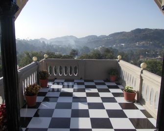 Hotel Udai Garh (Only For Couple And Family) - Ābu Road - Balcón