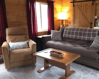 Longcrow Inn, The Cozy Cabin in the Woods - Wisconsin Rapids - Sala de estar