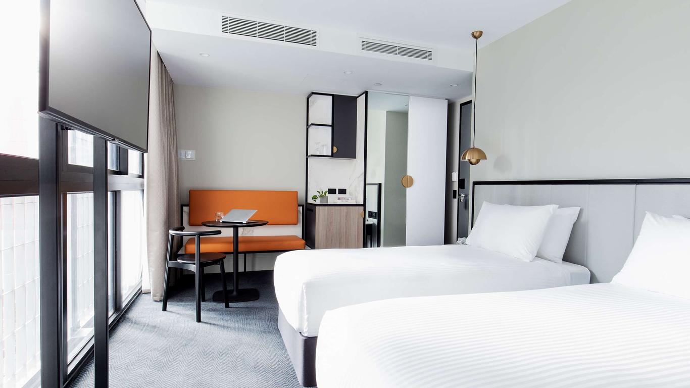 برادي هوتلز جونز لين