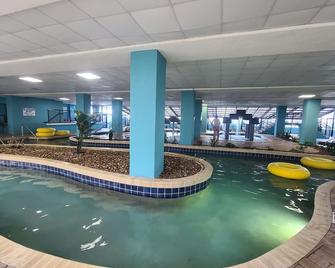 Ocean View King Suit at Landmark Heated Pools - Myrtle Beach - Piscina