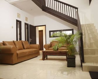 de Lungguh Family Homestay - Banyuwangi - Lobby