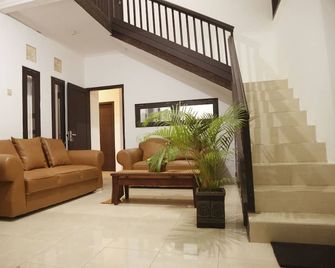 de Lungguh Family Homestay - Banyuwangi - Recepción