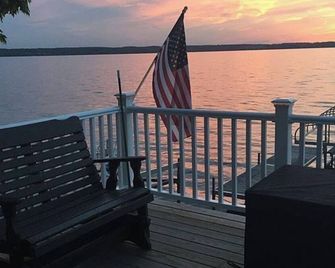 2 bedroom 1.5 bath - cottage in welcoming Aurora on Cayuga Lake! - Aurora - Balcón