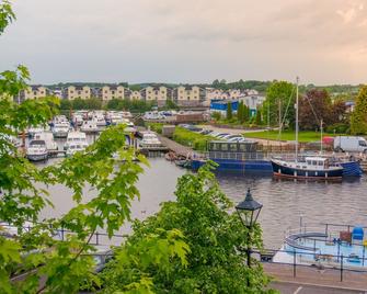 Waterfront Self Catering Houses - Carrick-on-Shannon - Outdoors view