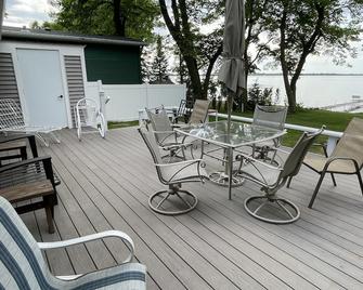 Spacious 4 Bed/3 Bath Lake Home On The Shore Of Big Detroit Lake - Detroit Lakes - Binnenhof
