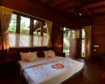 Stanmore Garden Wooden Chalet - Valparai - Bedroom