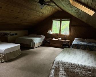 Cabin/Vacation Home In the Woods on Private Lake Close to Louisville, Ky - Elizabeth - Chambre