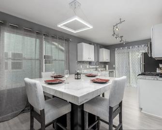 Modern and Cozy Home with Fireplace - Ottawa - Eetruimte