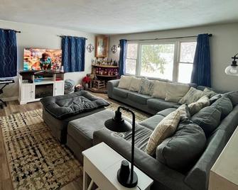 Charming 3-bedroom house with Hot Tub - Janesville - Huiskamer