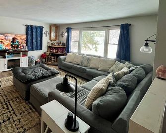 Charming 3-bedroom house with Hot Tub - Janesville - Huiskamer