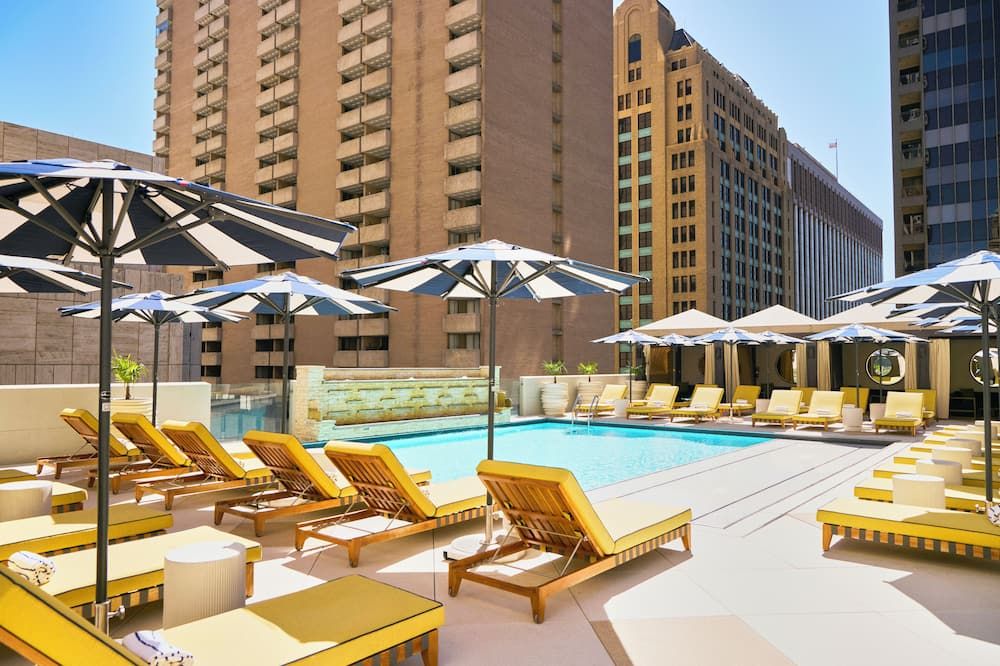 ذي أدولفوس، أوتوجراف كوليكشن - دالاس - حوض السباحة