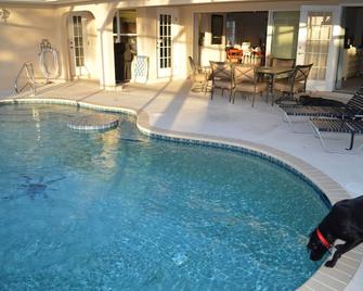 Spacious 4 bedroom home on a canal in the heart of Southwest Florida. - Rotunda West - Pool