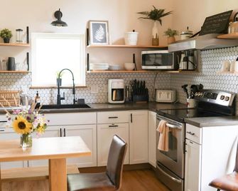 Scandi Cabin•Hot Tub• 4 Electric Fireplaces• - Strasburg - Kitchen