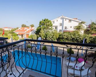 Datca Beyaz Ev Hotel - דטקה - מרפסת