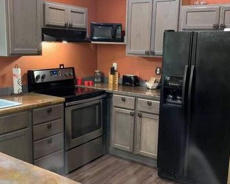 Secluded Ranch House Cabin in Eminence Ozarks - Eminence - Kitchen