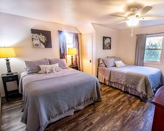 Private Hilltop Farmhouse with Stunning Views, Petting Zoo Animals & Hot Tub - Fredericksburg - Ložnice