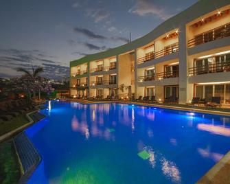 邁也公主酒店 - 華土哥 - La Crucecita - 游泳池