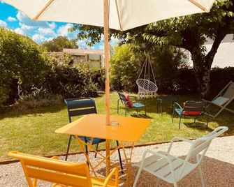 L'authentik Petit Hôtel Le Refuge De Mamie Yo - Auchay-sur-Vendée - Patio