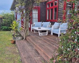 Cosy Bach, minutes to Neil's Beach, Jacksons Bay, with lots of adventures. - Haast - Patio