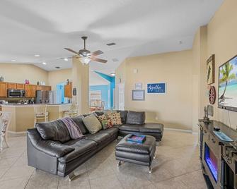 House near Jensen Beach! With Game Room and Sunroom - Port St. Lucie - Wohnzimmer