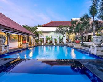Inna Bali Heritage Hotel - Denpasar - Piscina