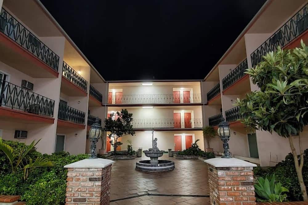 Royal Century - Inglewood - Building