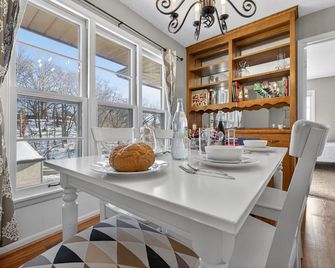Pet-friendly St Paul Home: Fireplace & Office Area - Mendota - Dining room