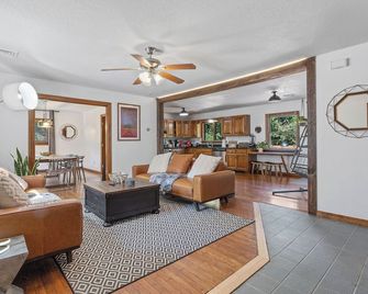 Peaceful Private Home by Two Casinos in the Woods - Preston - Living room