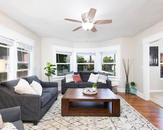 Central, Updated Two Bedroom! - San Diego - Living room