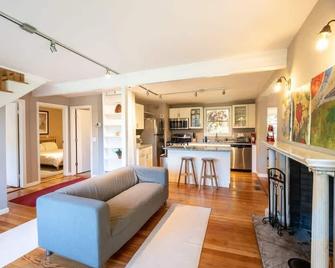 Private Access To Laurel Lake, Enjoy Lake Life - Lenox - Living room