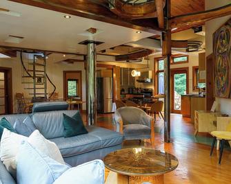 The Sculptural Nature Escape Spa & Billiards - Val-David - Living room