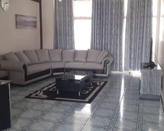 Spacious Executive Holiday Apartment In Bulawayo - Bulawayo - Living room