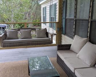 Blessing Breeze, sleep in, cast out, live local - Perry - Балкон