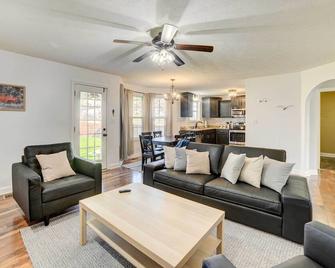 Family-Friendly Clarksville Vacation Rental! - Clarksville - Living room