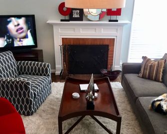 Andulore Cottage - Near Burlingame Ave - Remodeled - Spacious Backyard Retreat - San Mateo - Living room