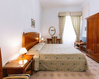 Hotel Toro - ראבלו - חדר שינה