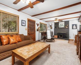 Smoke Tree Hollow-A/C & newly updated! - Shaver Lake - Sala de estar