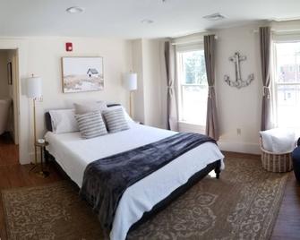 Coveted Public House suite, food trucks & craft beer on site, walk to UNH & town - Durham - Bedroom
